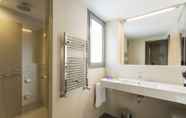 In-room Bathroom 3 Sercotel Rosellon