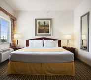 ห้องนอน 3 Days Inn & Suites by Wyndham Columbus NE