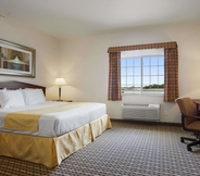 Bedroom 4 Days Inn & Suites by Wyndham Columbus NE