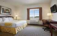Bedroom 4 Days Inn & Suites by Wyndham Columbus NE