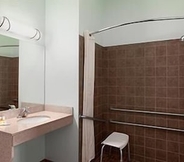 In-room Bathroom 7 Days Inn & Suites by Wyndham Columbus NE