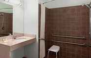 Toilet Kamar 7 Days Inn & Suites by Wyndham Columbus NE