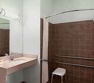 ห้องน้ำภายในห้อง 7 Days Inn & Suites by Wyndham Columbus NE