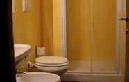 Toilet Kamar 6 Guest House Rome