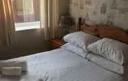 Kamar Tidur 3 Queens Plaza Hotel