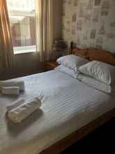 Kamar Tidur 4 Queens Plaza Hotel