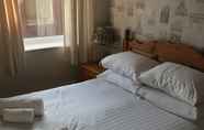 Kamar Tidur 3 Queens Plaza Hotel