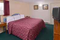 Bedroom Red Carpet Inn Pulaski