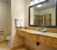 In-room Bathroom 7 Grand Hotel at Bridgeport