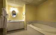 Toilet Kamar 4 Stafford's Bay View Inn