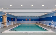 Swimming Pool 4 DoubleTree by Hilton Raleigh - Cary