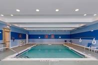 Swimming Pool DoubleTree by Hilton Raleigh - Cary