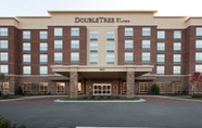 Exterior 5 DoubleTree by Hilton Raleigh - Cary