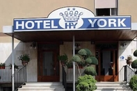 ภายนอกอาคาร Hotel York