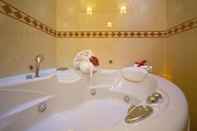 Kolam Renang Hotel Manfredi Suite in Rome