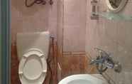 Toilet Kamar 7 Elysia Hostel - The Blessed Home