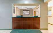 Lobby 4 Super 8 by Wyndham Gurnee