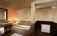 In-room Bathroom 7 Park Arjaan by Rotana