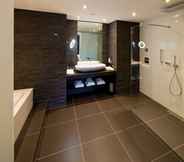 In-room Bathroom 5 Van der Valk Hotel Brugge - Oostkamp