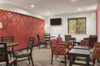 Lobby Ramada by Wyndham Cambridge