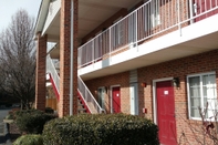 Exterior Affordable Suites Charlottesville