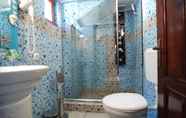In-room Bathroom 2 Pensiunea Italiana
