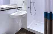 In-room Bathroom 3 Travelodge Bath Waterside