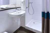 In-room Bathroom Travelodge Bath Waterside