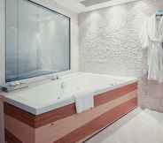In-room Bathroom 5 Wyndham Ankara