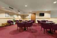 Bar, Cafe and Lounge Days Inn by Wyndham Stevenage North