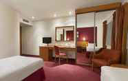 Bedroom 6 Days Inn by Wyndham Stevenage North