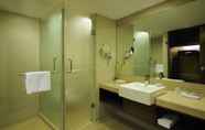 In-room Bathroom 4 Four Points by Sheraton Ahmedabad