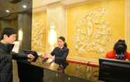 Lobi 2 Vienna International Hotel Xiangyang Railway Stati