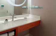 In-room Bathroom 7 SpringHill Suites by Marriott Atlanta Airport Gateway