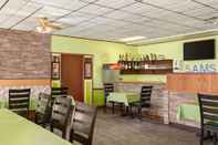 Bar, Kafe, dan Lounge Travelodge by Wyndham Dawson Creek