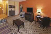 Common Space La Quinta Inn & Suites by Wyndham Searcy