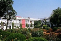 Bên ngoài Hotel Surya