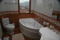 Phòng tắm bên trong Casa Cranta Hotel