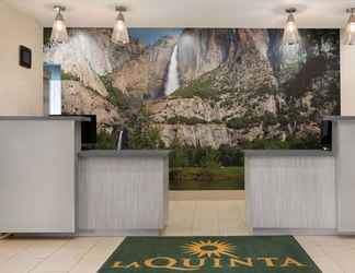 Lobi 2 La Quinta Inn & Suites by Wyndham Fresno Northwest