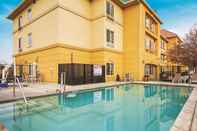 Kolam Renang La Quinta Inn & Suites by Wyndham Fresno Northwest