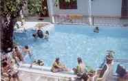 Swimming Pool 4 Hotel Oasis