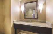 Toilet Kamar 2 La Quinta Inn & Suites by Wyndham Ely