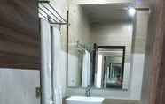 In-room Bathroom 4 Hotel Samrat