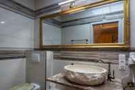 In-room Bathroom Hotel Restaurant Meteora