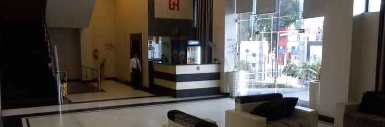 Lobby Hotel Grand Harshal