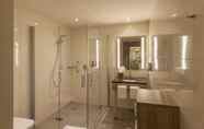 Toilet Kamar 6 Hampton by Hilton Frankfurt Airport