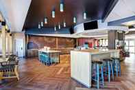 Bar, Cafe and Lounge TRU BY Hilton Edmonton Windermere
