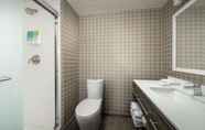 In-room Bathroom 6 Home2 Suites by Hilton Lakeland