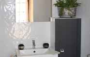 Toilet Kamar 6 Le Petit Nailly