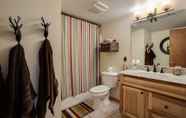 In-room Bathroom 6 Pines D 302